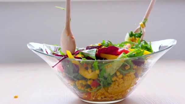 Cucchiai Legno Mescolare Insalata Nel Piatto Vetro Pomodori Mais Cetrioli — Video Stock