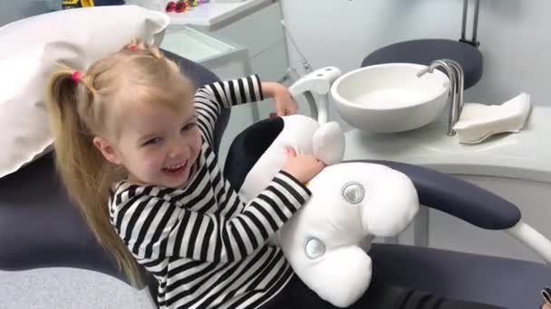 Una Bambina Con Una Camicetta Righe Uno Studio Dentistico Con — Video Stock