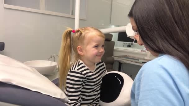 Tandvård Barn Dejtar Tandvård För Barn Läkare Samtal Med Liten — Stockvideo