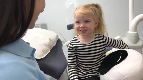 Girl Doctor Little Girl Smiles Forehead Big Bruise Fall Hurt — Stockvideo