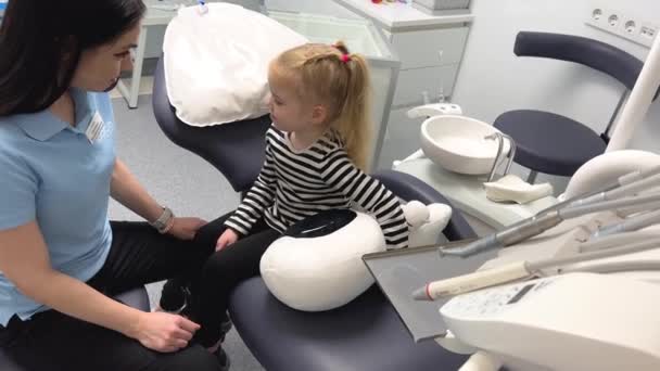 Första Gången Flicka Tandläkare Möte Konversation Flicka Sitter Exakt Stolen — Stockvideo