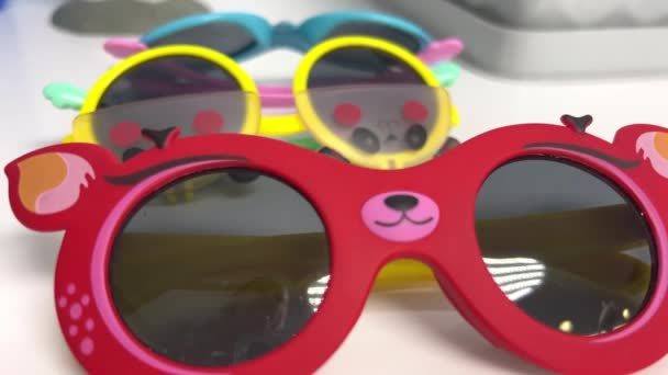 Kinder Sonnenbrille Rot Gelb Blau Auf Weißem Sonnenschutz Zahnarztpraxis Lichtschutz — Stockvideo