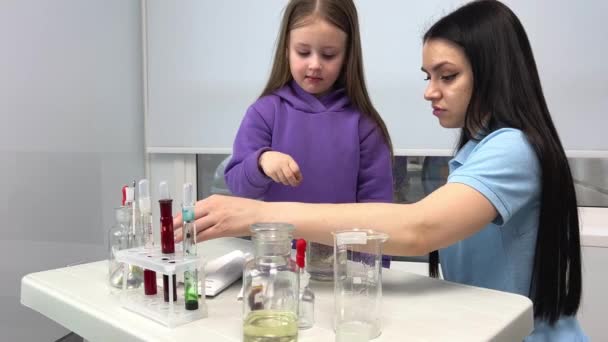 Хімічна Лабораторія Дівчина Бузковому Костюмі Кидає Таблетку Скляну Пляшку Досвідом — стокове відео