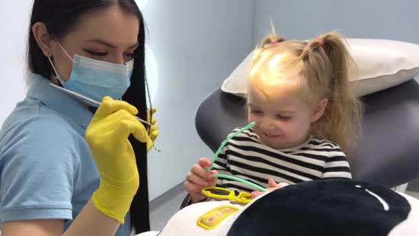Dentysta Krzesło Lekarz Masce Żółtymi Rękawiczkami Narzędziem Leczenia Stomatologicznego Ręku — Wideo stockowe