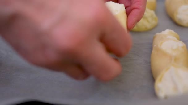 Жіночі Руки Дорослої Жінки Викладають Готові Незапечені Пироги Щойно Зроблені — стокове відео