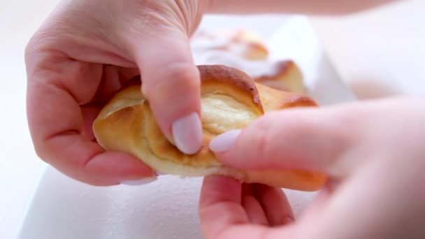 Женские Руки Разрывая Свежий Мягкий Творожный Пирог Две Половинки Вкусное — стоковое видео