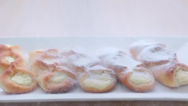 Sul Piatto Rettangolare Porcellana Bianca Cospargere Lentamente Torte Fiocchi Latte — Video Stock
