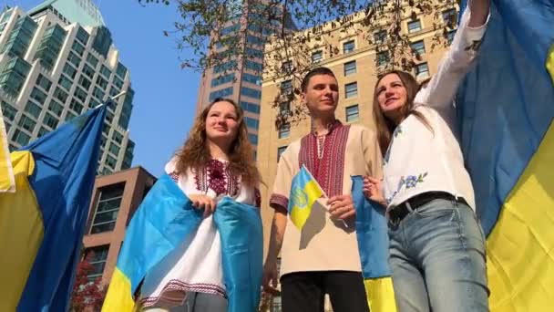 Drie Tieners Gingen Naar Een Demonstratie Voor Vrede Oekraïne Wachtend — Stockvideo