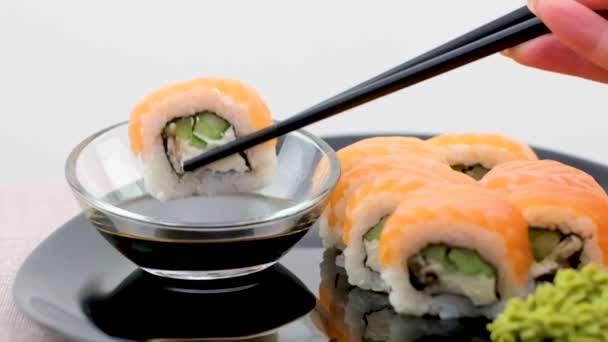 Sushi Rolle Philadelphia Mit Lachs Geräucherter Aal Avocado Frischkäse Auf — Stockvideo