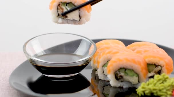Sushi Roll Philadelphia Med Lax Rökt Avokado Färskost Svart Bakgrund — Stockvideo