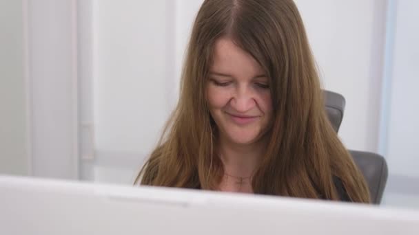 Młoda Kobieta Siedzi Przy Komputerze Recepcji Białego Gabinetu Stomatologii Szpitalnej — Wideo stockowe