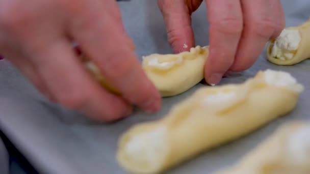 Жіночі Руки Дорослої Жінки Викладають Готові Незапечені Пироги Щойно Зроблені — стокове відео
