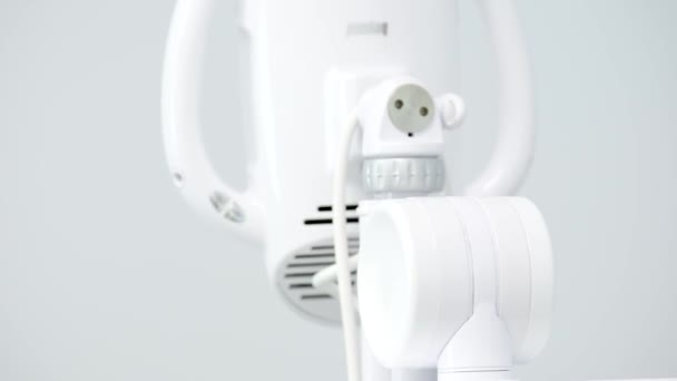 Poluse以外にも 歯科用Uvレーザーホワイトニング装置付きの高度なホワイトニングシステムはゴーグルで保護されています 光線レーザーとフッ素で耐性のあるホワイトニングウクライナVinnitsa 2023 — ストック動画