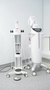 Tartar temizleme taşları ve plaktan diş temizleme cihazı beyaz arka plan dişçiliğinin en yeni icadı Hava akışı Vinnitsa Salonu 26.12.2022