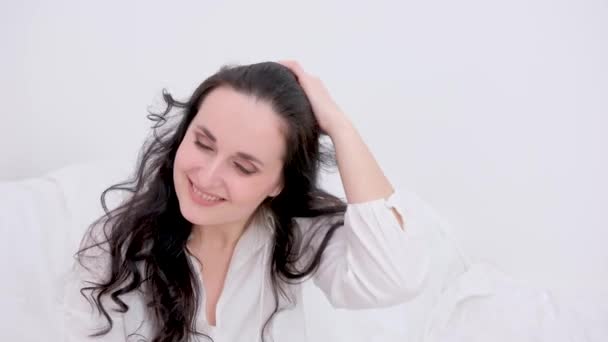 Mooie Vrouw Kijkt Glimlachen Het Frame Witte Ruimte Voor Reclame — Stockvideo
