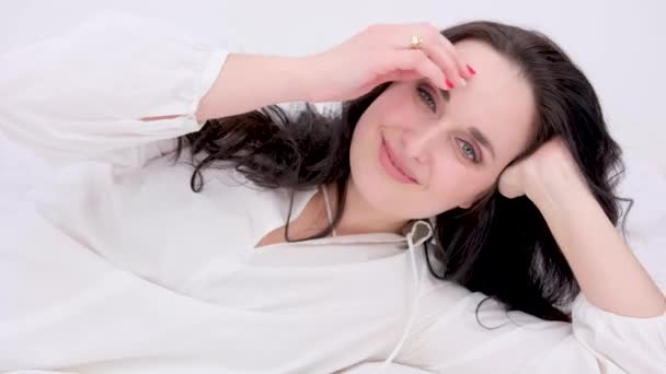 Дуже Красива Жінка Середнього Віку Лежить Ліжку Регулюючи Волосся Біла — стокове відео
