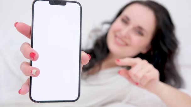 Piękna Brunetka Trzyma Telefon Białym Ekranem Zbliżenie Uśmiechy Pokazując Śmiech — Wideo stockowe