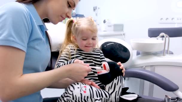 Odontoiatria Prima Volta Lavarsi Denti Lezione Bambina Maglione Righe Lavarsi — Video Stock
