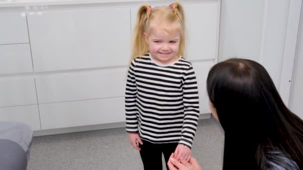 Sarışın Açık Tenli Küçük Bir Kız Ilk Kez Anaokuluna Diş — Stok video