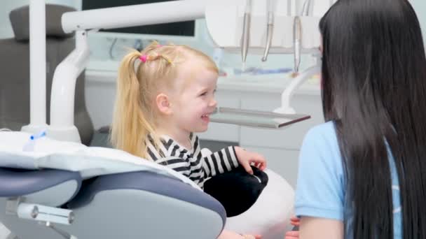 Joy Chair Dentist Girl Meets Doctor Smiles Shy Looks Eyes — 图库视频影像