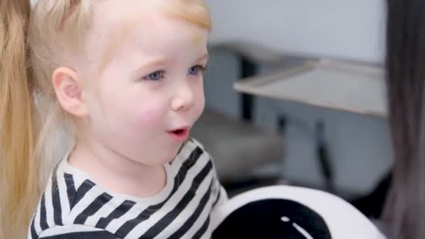 Close Πρόσωπο Του Μικρού Κοριτσιού Ξανθά Ξανθά Μαλλιά Μελανιά Στο — Αρχείο Βίντεο