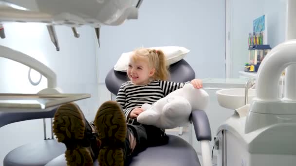 Vacker Liten Blond Flicka Tandläkare Kontor Stora Skor Fötter Närbild — Stockvideo