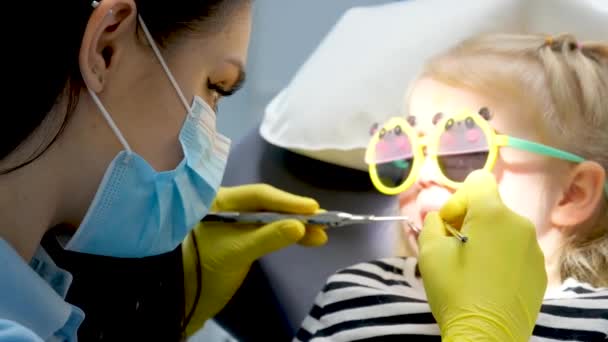 Close Face Little Girl Doctor Mask Yellow Hygienic Gloves Dentist — 图库视频影像