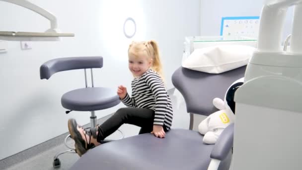 Liten Flicka Tandvårdskontoret Klättrar Självständigt Plats För Tandvård Tandstol Med — Stockvideo