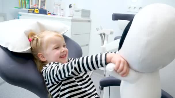 Letnia Dziewczynka Bawi Się Fotelu Dentystycznym Miękką Zabawką Lunatic Teletubby — Wideo stockowe