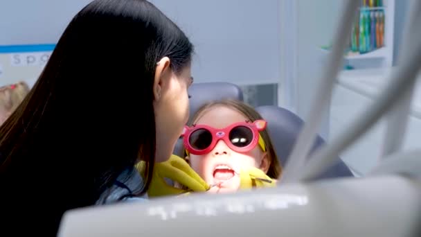 Pediatrisk Tandvård Närbild Liten Flicka Öppnade Munnen Visar Tänder Läkare — Stockvideo