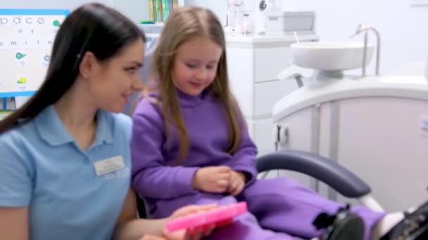 Håll Handen Vara Rädd För Tandläkaren Lovely Liten Unge Leende — Stockvideo