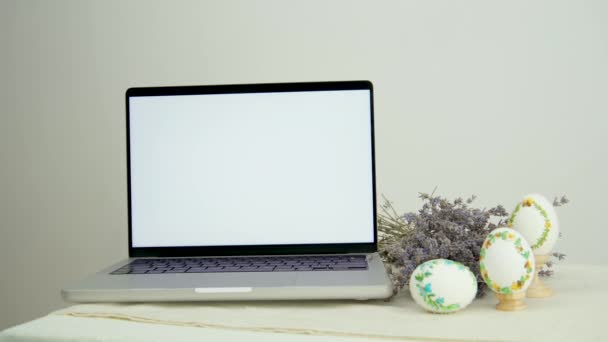 Банерна Реклама Листівка Білий Монітор Ноутбука Поруч Лавандою Три Вишиті — стокове відео