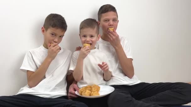 Three Boys Bratya Friends Different Ages Teenagers Eat Custards Cream — Stok video