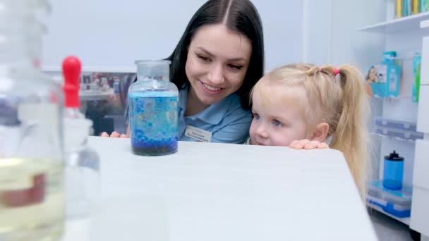 Kleine Wetenschapper Nieuwsgierige Dochter Spelen Met Moeder Betrokken Bij Onderwijs — Stockvideo