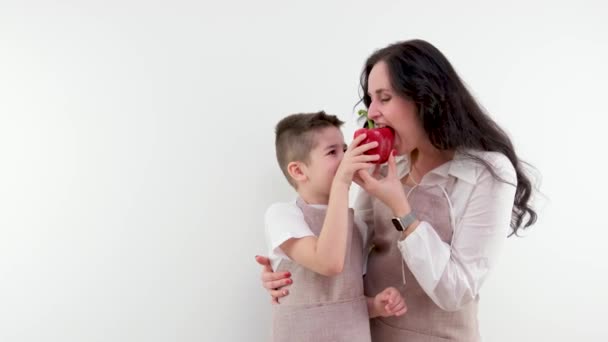 Мать Кусает Красный Перец Мальчик Гримаса Обнимая Пространство Текстового Удовольствия — стоковое видео
