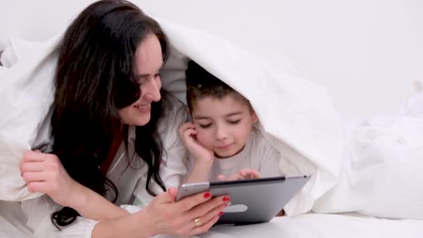 Covered Blanket Mom Son Look Tablet Love Tenderness Care Spend — Vídeos de Stock