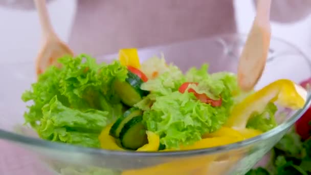 Zöldség Saláta Egy Üvegtányérból Fából Készült Spatulával Keverjük Zöldségeket Kiegyensúlyozott — Stock videók