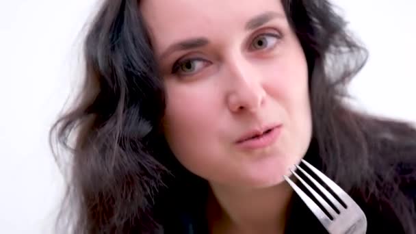 Witte Achtergrond Vrouw Zwarte Kleren Eet Een Salade Vlees Met — Stockvideo