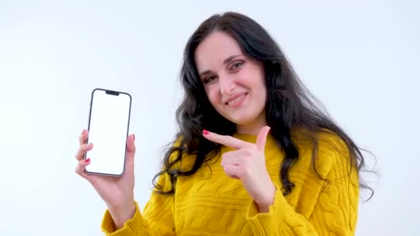 Zábavné Mladé Brunetky Žena Dívka Pózuje Telefonem Zelenými Obrazovky Sledovacích — Stock video
