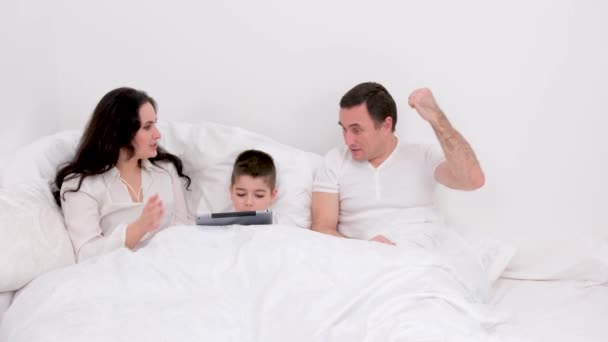 Mother Father Quarreling Child Son Holding Tablet Ignoring Children Couple — стоковое видео