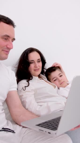 Keluarga Tempat Tidur Bermain Tablet Dengan Tulus Tertawa Memiliki Ayah — Stok Video