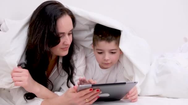 Banner Family Cosiness Mom Son White Duvet Playing Tablet Concept — Vídeos de Stock
