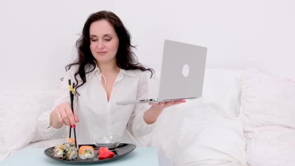 Mujer Freelancer Trabaja Casa Ordenador Disfruta Del Almuerzo Come Sushi — Vídeos de Stock