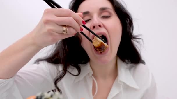 Pancarta Hermosa Morena Comiendo Sushi Con Palillos Cara Cerca Boca — Vídeo de stock