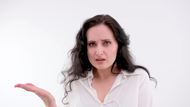 Witte Achtergrond Ontevreden Vrouw Golven Hand Laten Zien Wat Toe — Stockvideo
