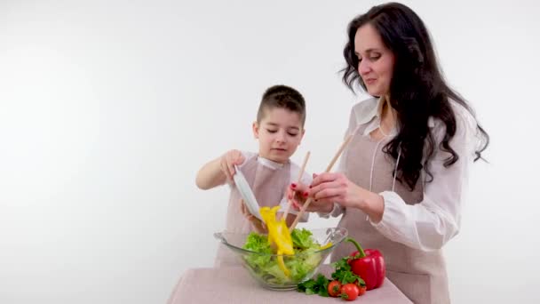 Moeder Leert Zoon Koken Salade Jongen Voegt Gele Peper Aan — Stockvideo