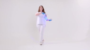 Photopolymer lambası. Doktor Fairy, beyaz bir tıbbi giysi içinde parlayan mavi bir lamba. Diş hekiminin diş protezi tedavisi.