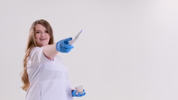 Fotopolimerowa Lampa Doctor Fairy Świecącą Niebieską Lampą Białym Garniturze Medycznym — Wideo stockowe