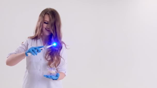 Fotopolimerowa Lampa Doctor Fairy Świecącą Niebieską Lampą Białym Garniturze Medycznym — Wideo stockowe