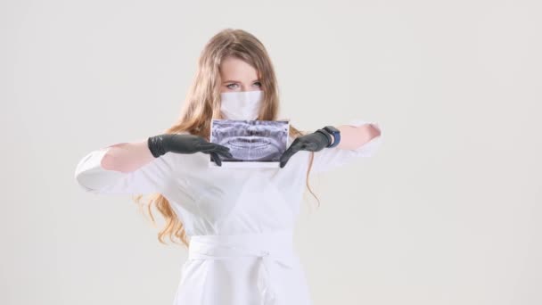 Красива Жінка Стоматолог Масці Тримає Панорамний Знімок Ротової Порожнини Руках — стокове відео